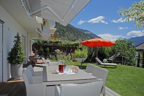 Gepflegter Garten mit Terrasse und Liegewiese