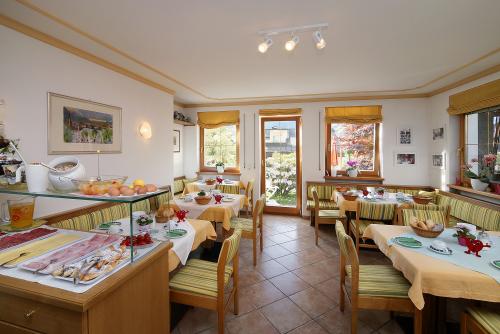 Frühstücksraum mit abwechslungsreichem Buffet