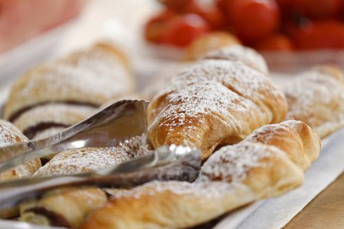 Brioches fresche e paste per prima colazione