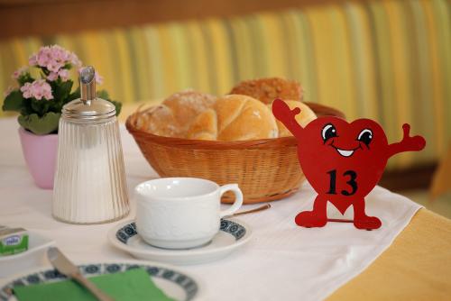 Tavolo della prima colazione con panini freschi