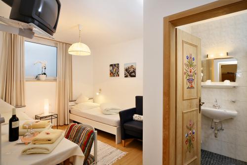 Zweibettzimmer mit Dusche